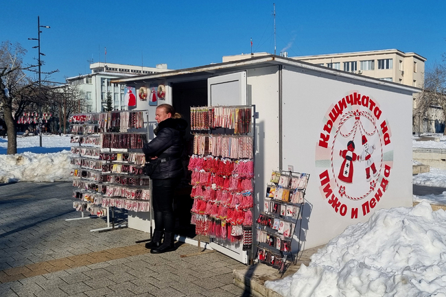 Къщичка на Пижо и Пенда в Търговище предлага червено-бели символи, изработени благотворително за малки и големи