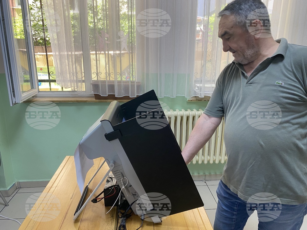 Най-голям е делът на колебаещите се избиратели в Турция; управляващата партия е с лек превес пред водещата опозиционна сила, показва проучване